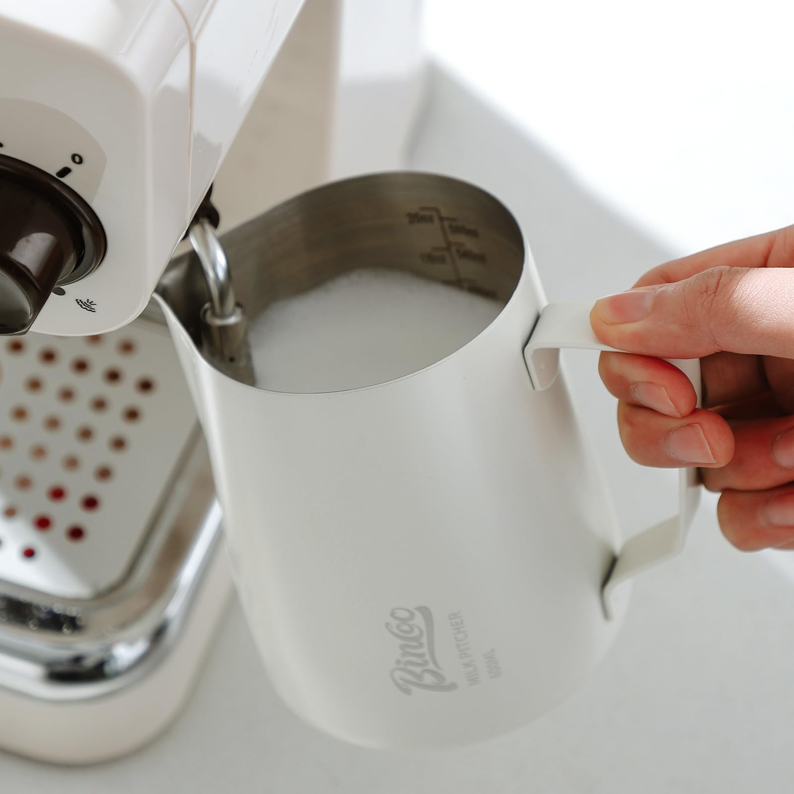 Milk Frothing Pitcher - 600ml/20oz Milk Frother Cup Espresso Steaming Pitcher for Barista, Bincoo SUS304 Stainless Steel Espresso Steaming Pitchers for Latte Art/Cappuccino/Coffee/Milk (White-600ml)