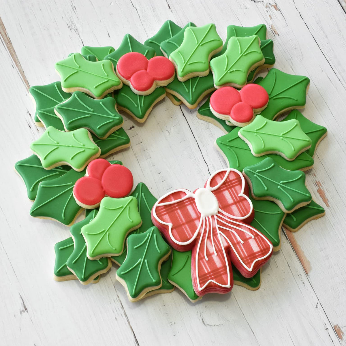 R&M Wreath Centerpiece 4-Piece Cookie Cutter Set – Steel Holly, Berries & Bow Holiday Christmas Baking Set for Cookies, Fondant & Crafts