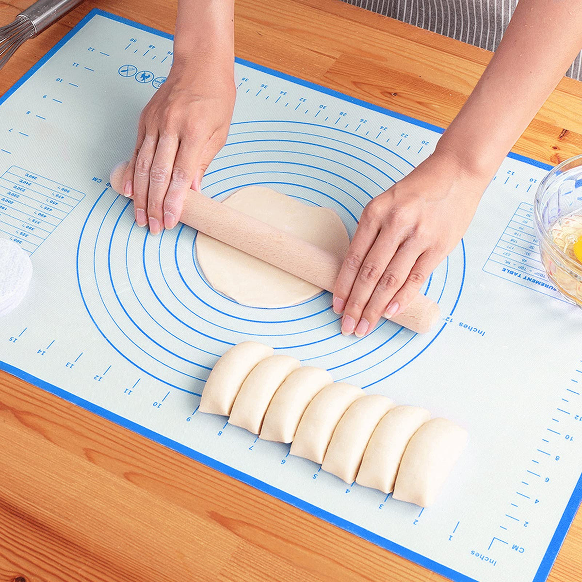 Silicone Baking Mat，Non Stick Rolling Dough with Measurements for Pie Pizza Cookies Fondant Making，Extra Thick Non Slip Silicone Pastry Mat (Blue, L-16"×24")