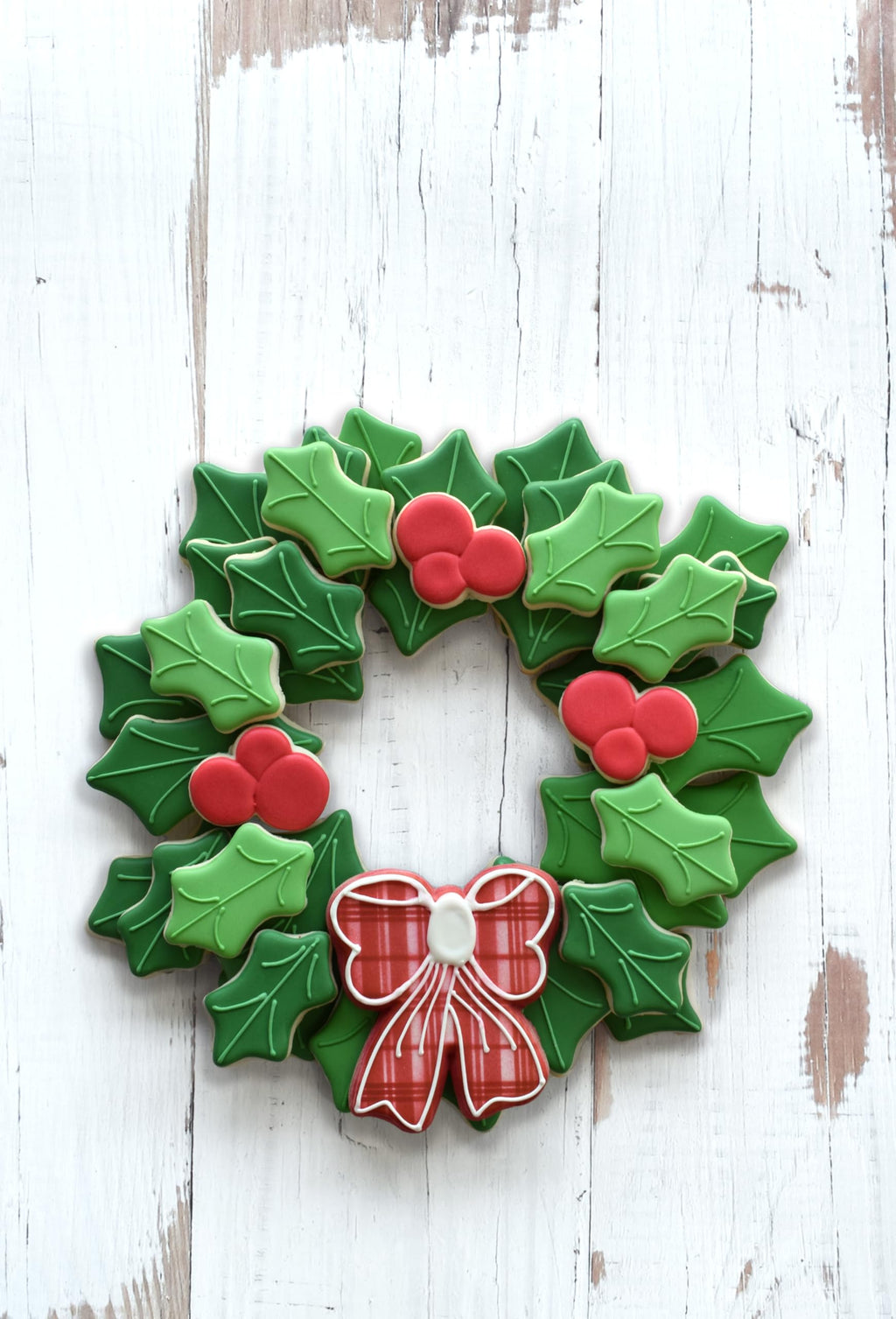R&M Wreath Centerpiece 4-Piece Cookie Cutter Set – Steel Holly, Berries & Bow Holiday Christmas Baking Set for Cookies, Fondant & Crafts