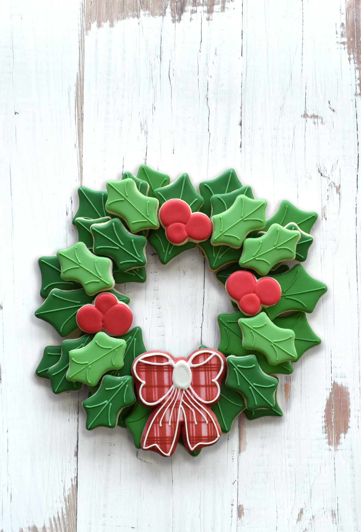 R&M Wreath Centerpiece 4-Piece Cookie Cutter Set – Steel Holly, Berries & Bow Holiday Christmas Baking Set for Cookies, Fondant & Crafts