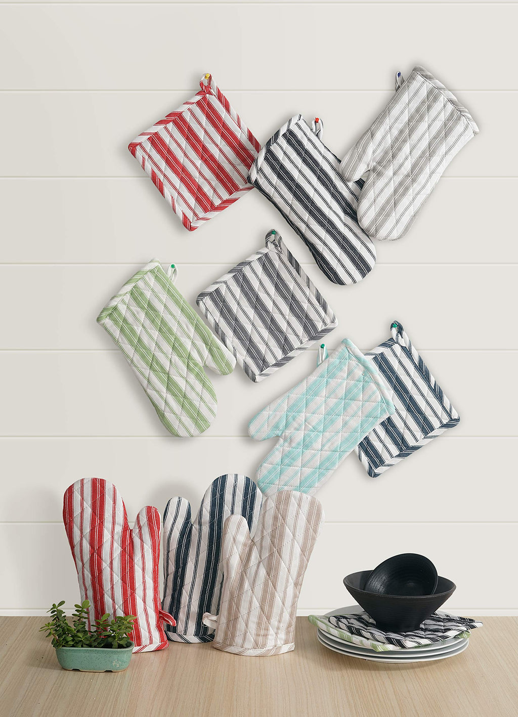 1 Oven Mitt, 1 PotHolder & 1 Kitchen Apron Set - Durable Heat Resistant Gloves - Thick Mittens for Kitchen - Suitable for Cooking, Baking, Grilling – Men & Women – Light Grey Stripes - Casa De Lan